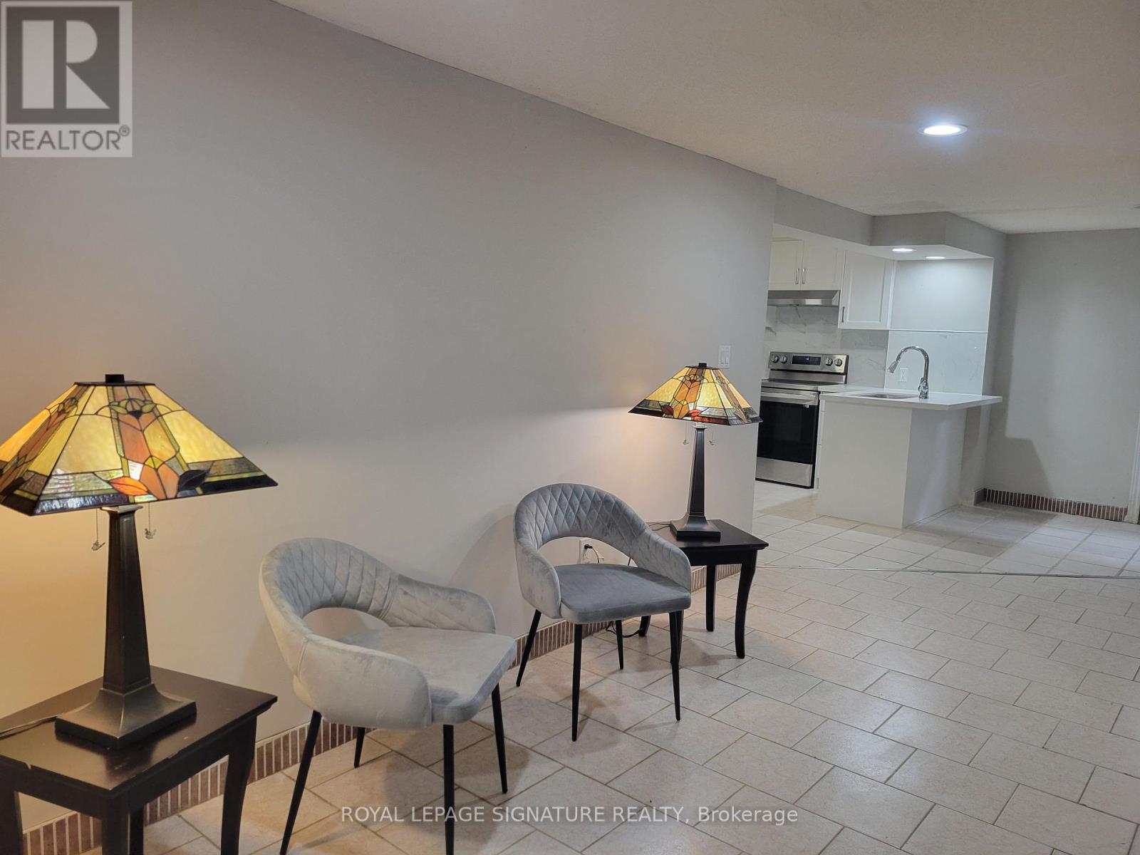 BASEMENT SEPT ENTRANCE - 9 HAWKER COURT E