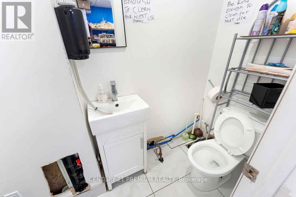 5 - 3601 Lawrence Avenue E Property Photo 17