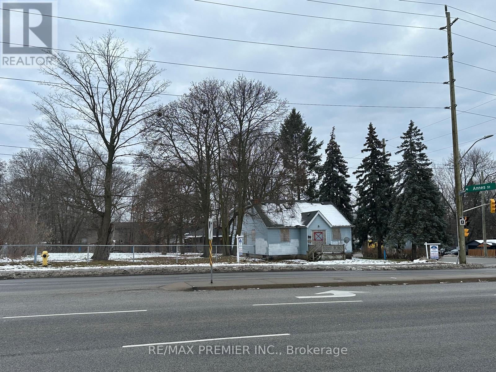 723 Dundas Street W Property Photo 4