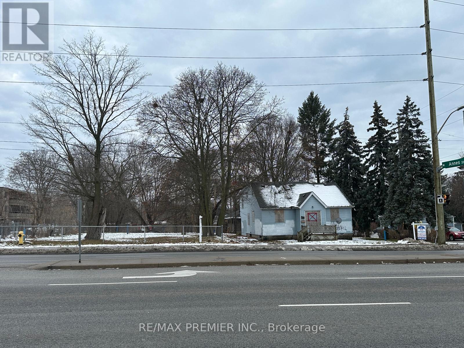 723 Dundas Street W Property Photo 5