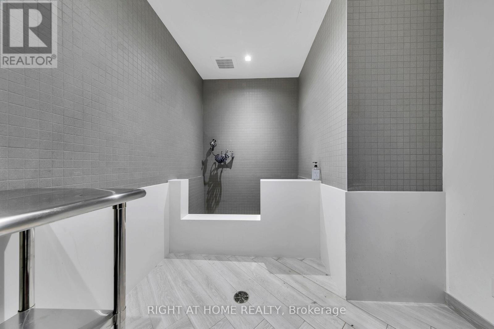 403 - 1285 Queen Street E Property Photo 22