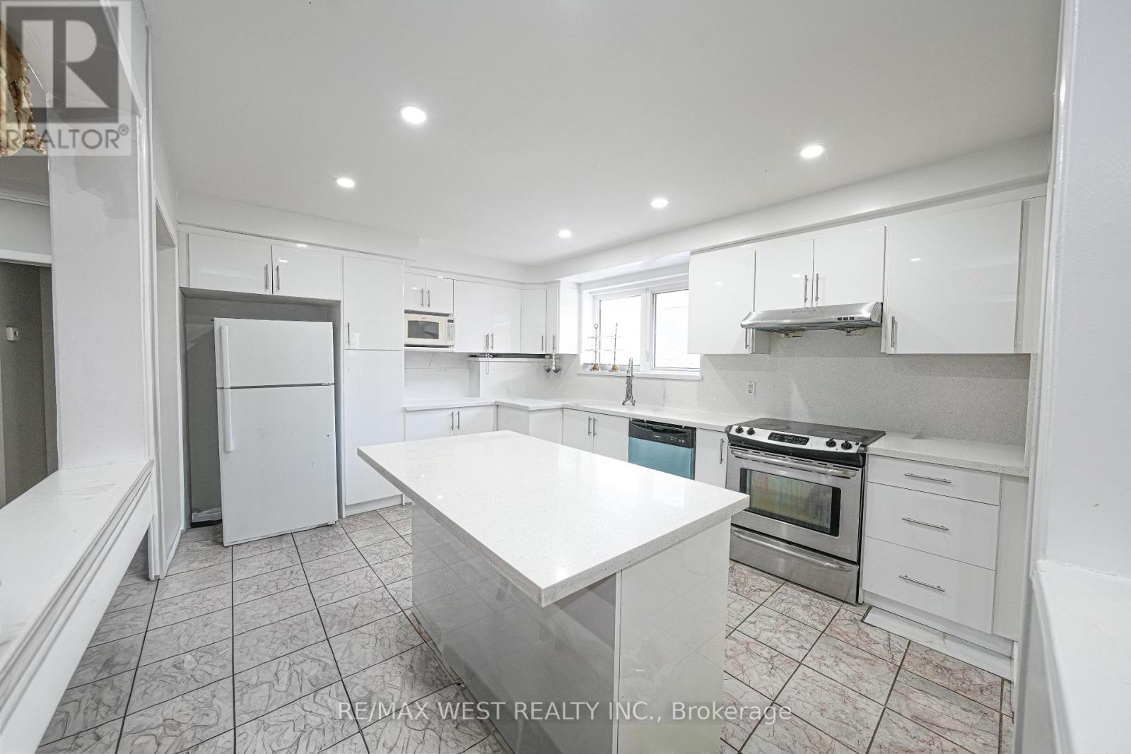 812 Kennedy Road Property Photo 5