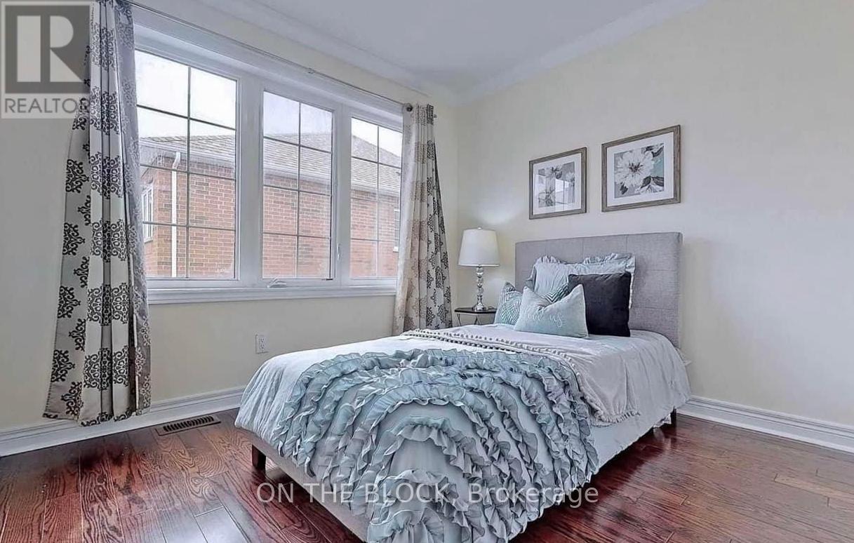 3761a St Clair Avenue E Property Photo 9