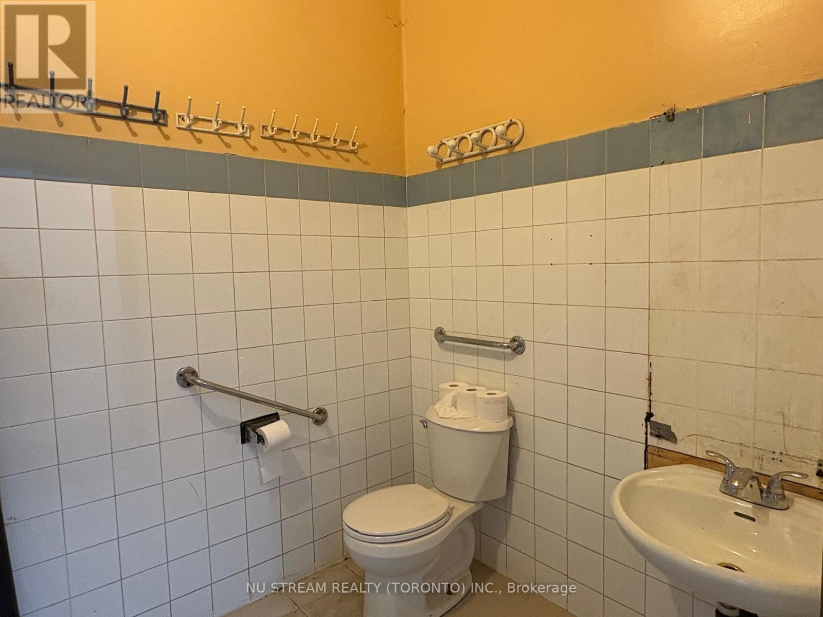 688 Gerrard Street Property Photo 6