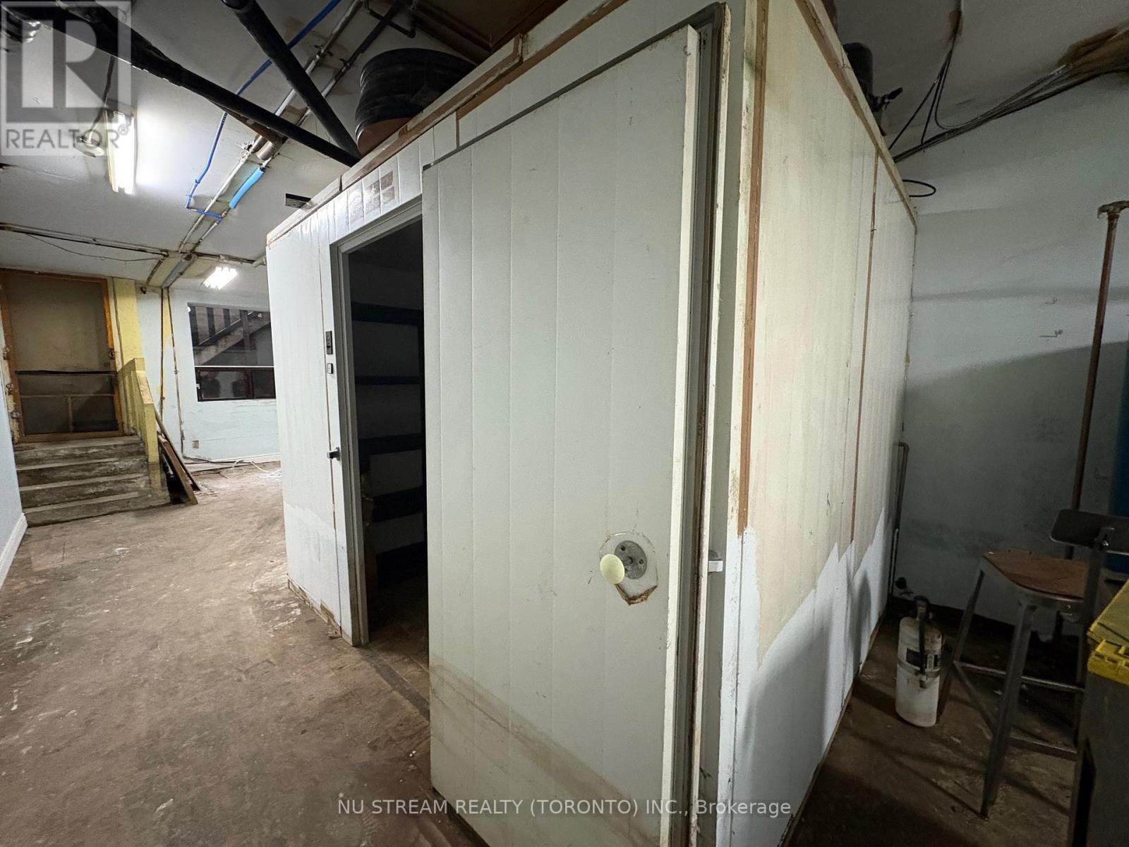 688 Gerrard Street Property Photo 9