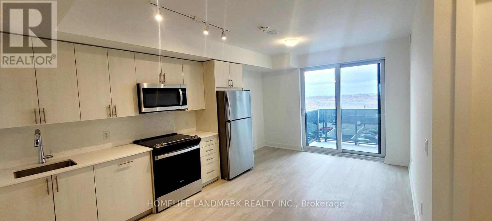 724 - 2545 Simcoe Street N Property Photo 3