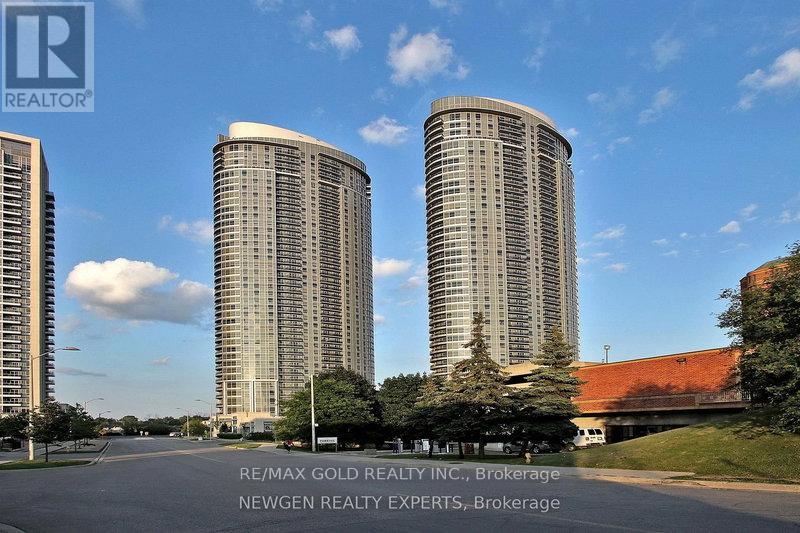 135 Village Green Square Property Photo 17