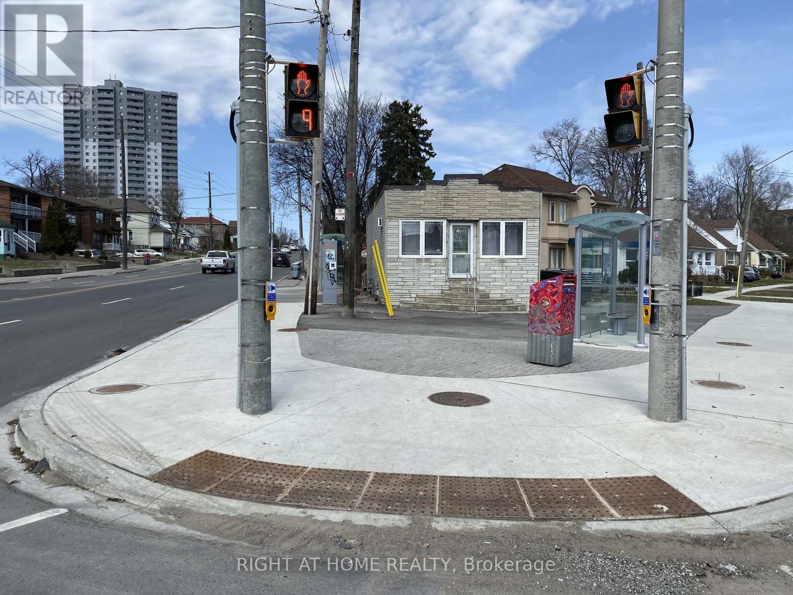 Danforth Road North #unit 2 Property Photo 3