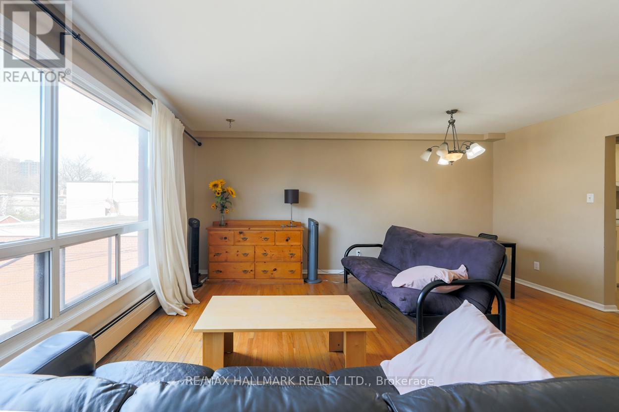 2 - 2844 Danforth Avenue Property Photo 8
