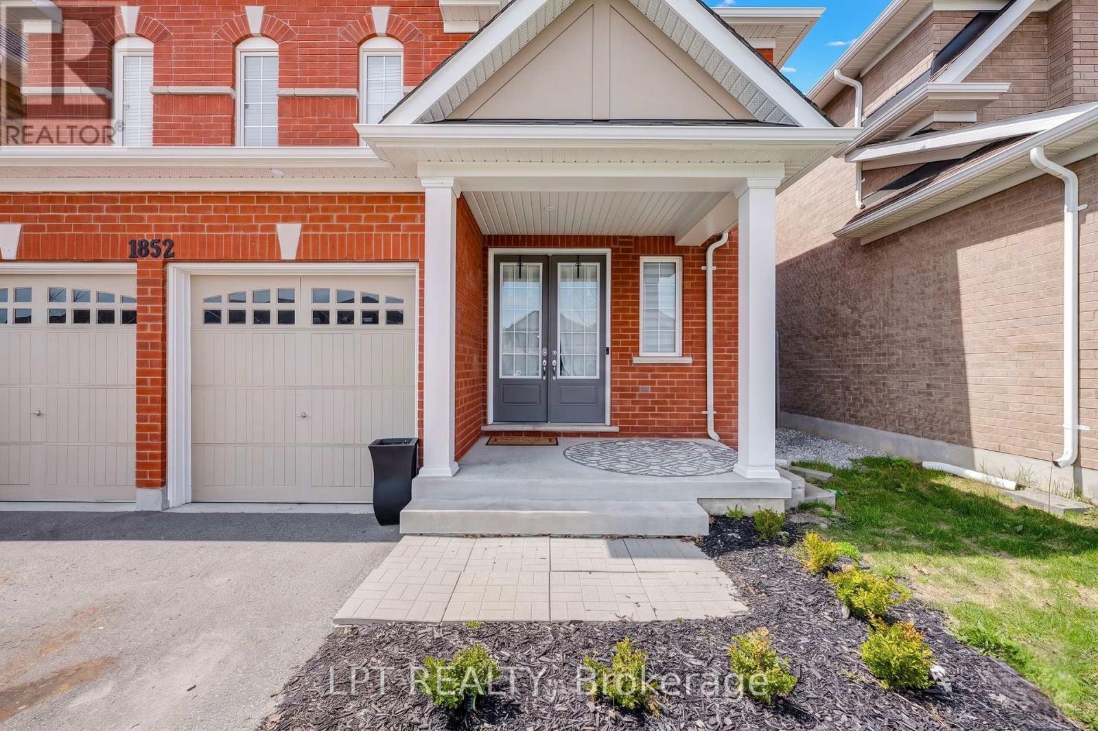 1852 Grandview Street N Property Photo 3
