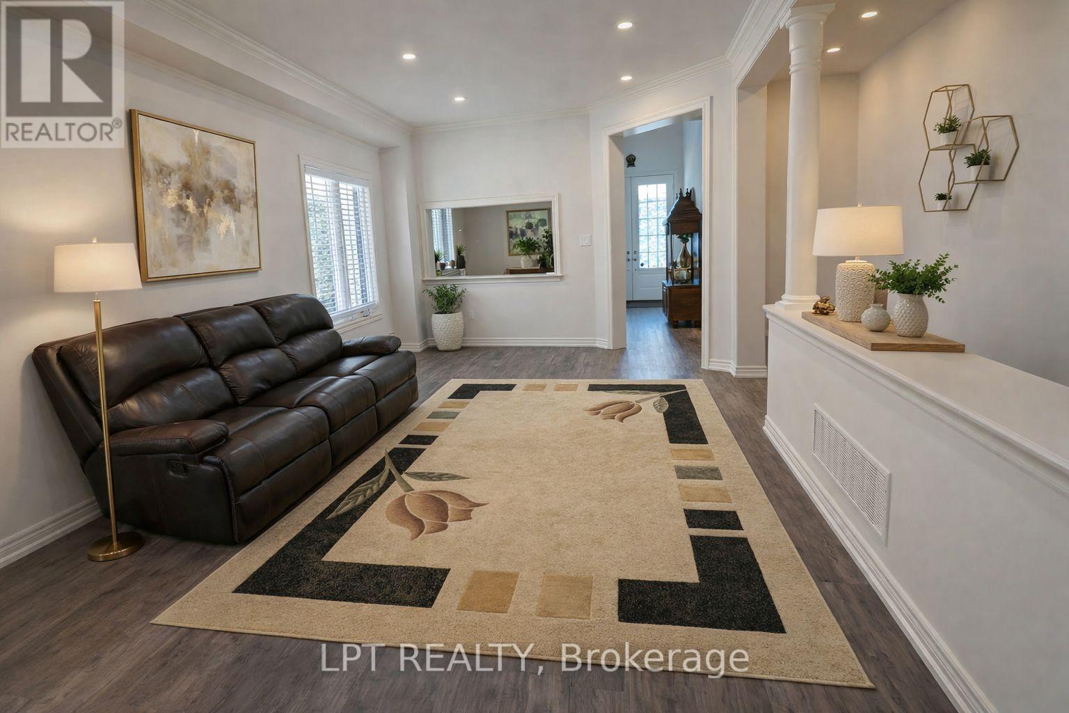 1852 Grandview Street N Property Photo 4