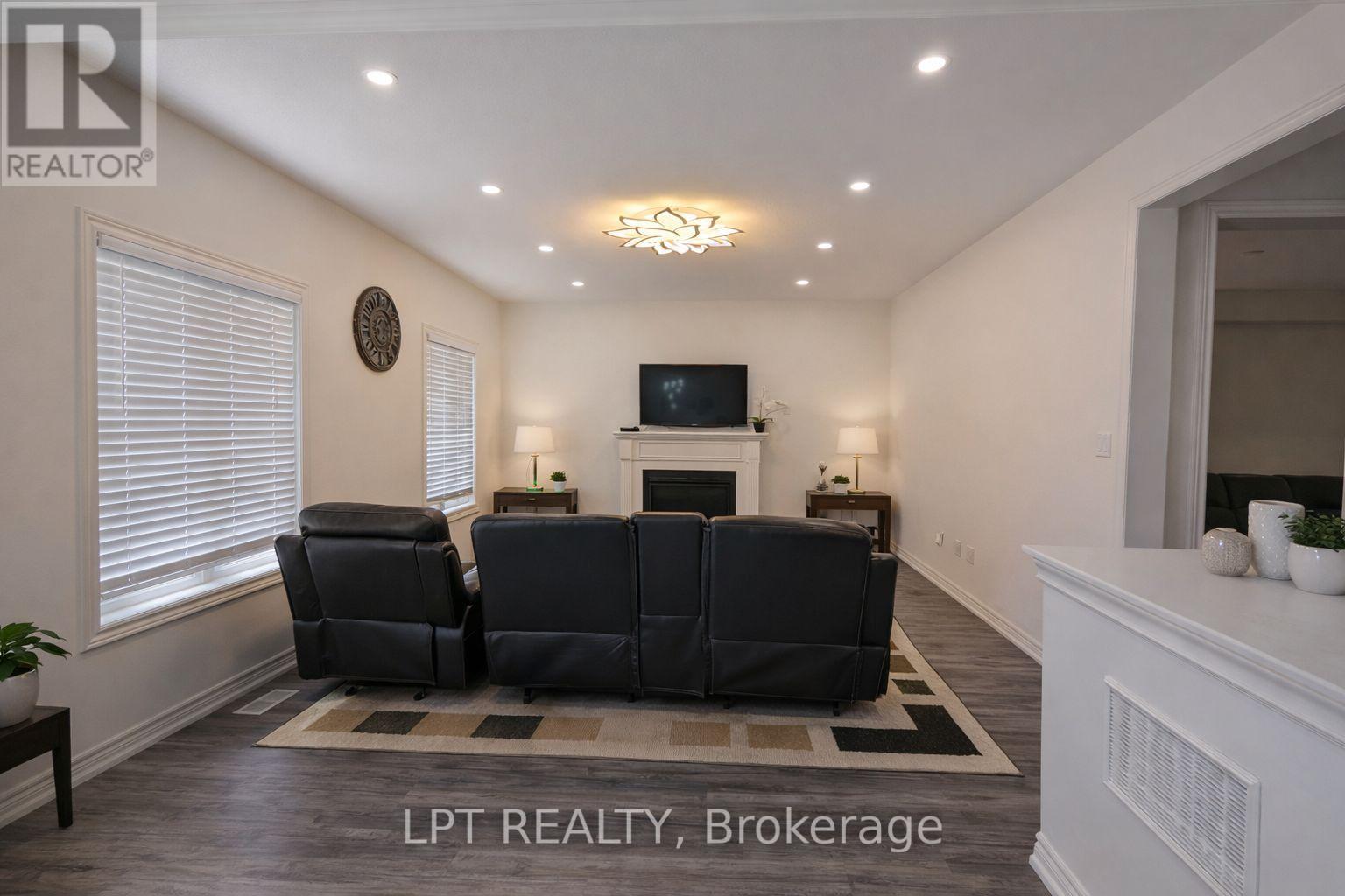 1852 Grandview Street N Property Photo 6