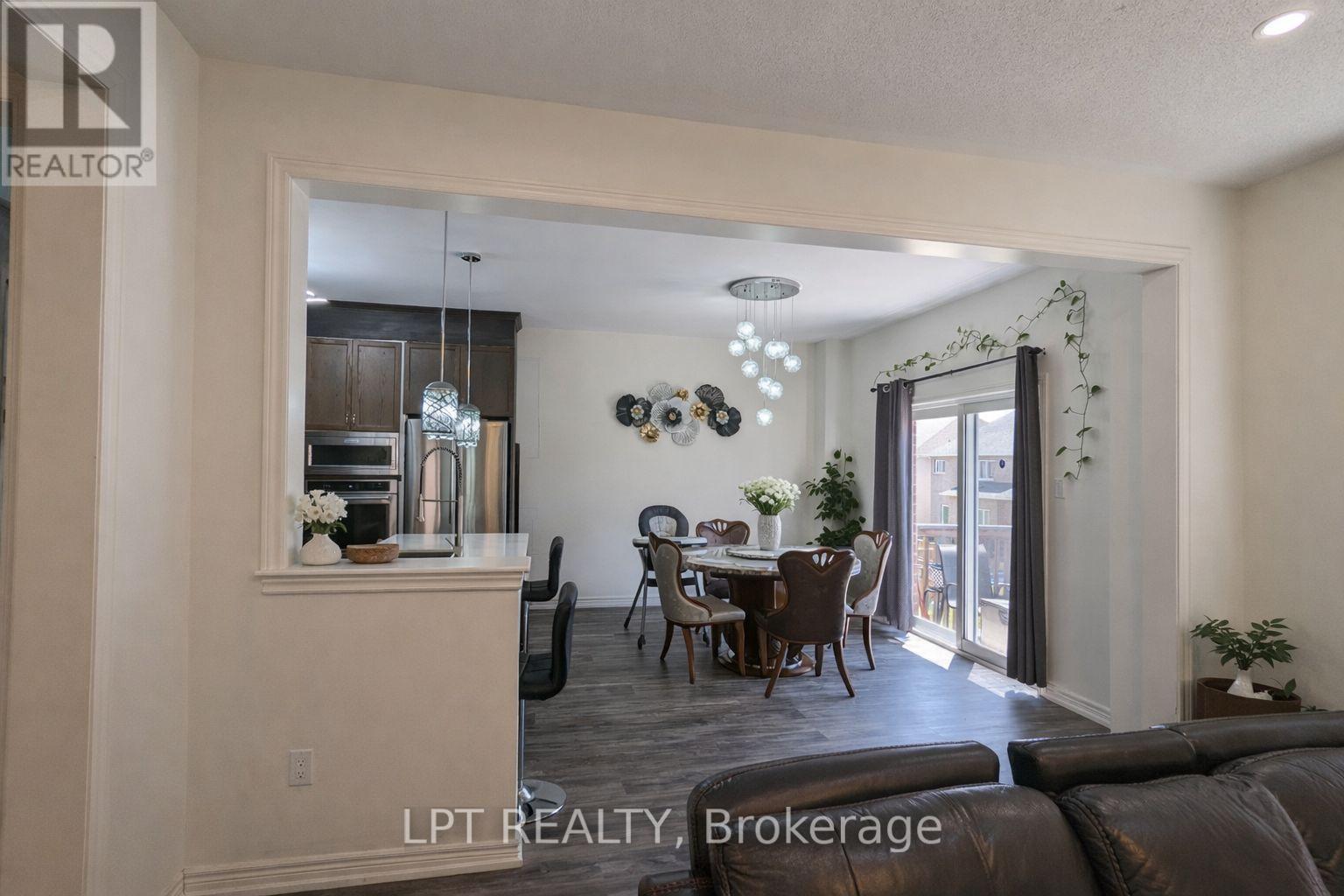 1852 Grandview Street N Property Photo 8