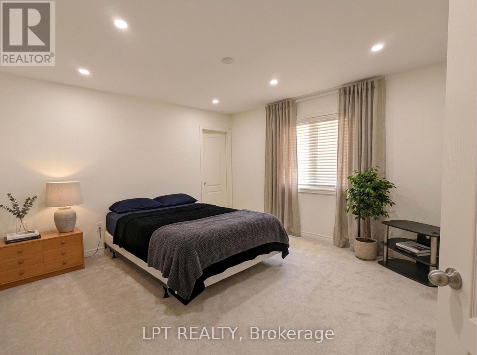 1852 Grandview Street N Property Photo 11