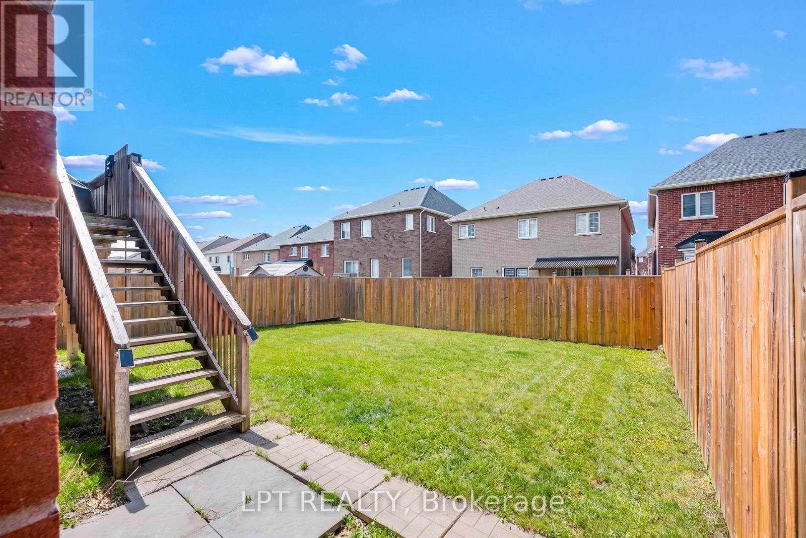 1852 Grandview Street N Property Photo 14