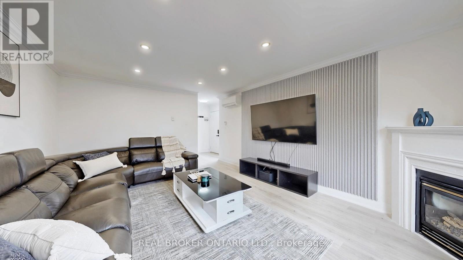 26 - 909 KING STREET W