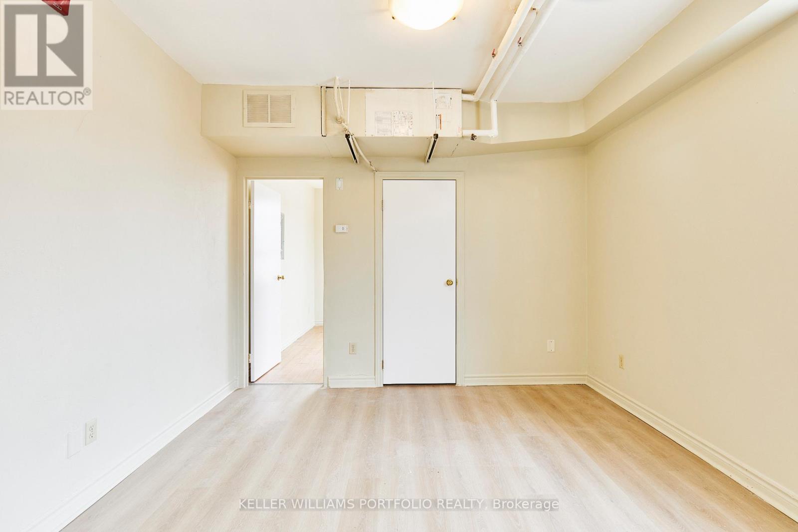 1395 Gerrard Street E Property Photo 27