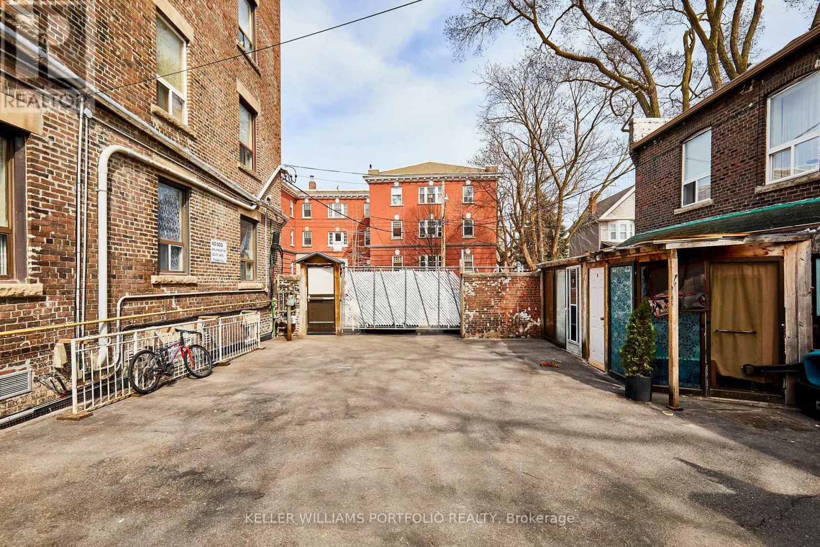 1395 Gerrard Street E Property Photo 31