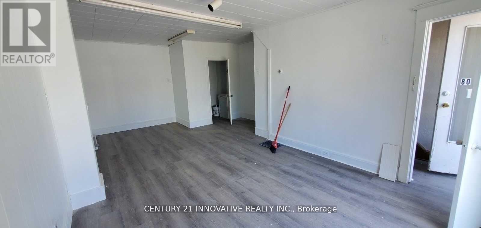 82 Centre Street N Property Photo 2