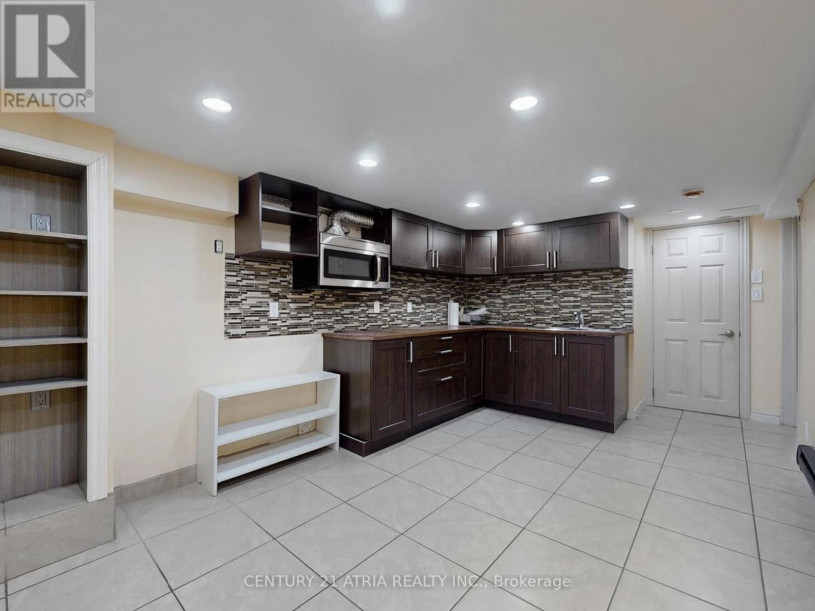 Lower - 2828 Danforth Avenue Property Photo 8