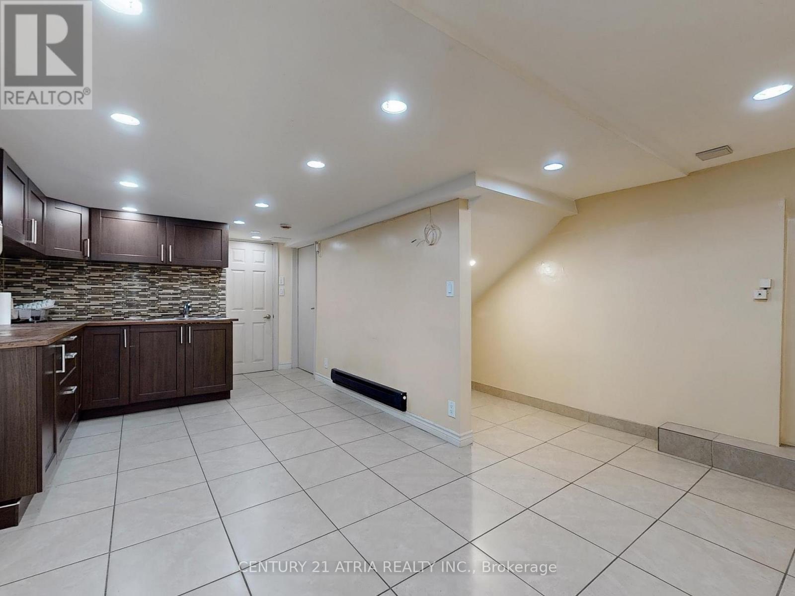 Lower - 2828 Danforth Avenue Property Photo 9