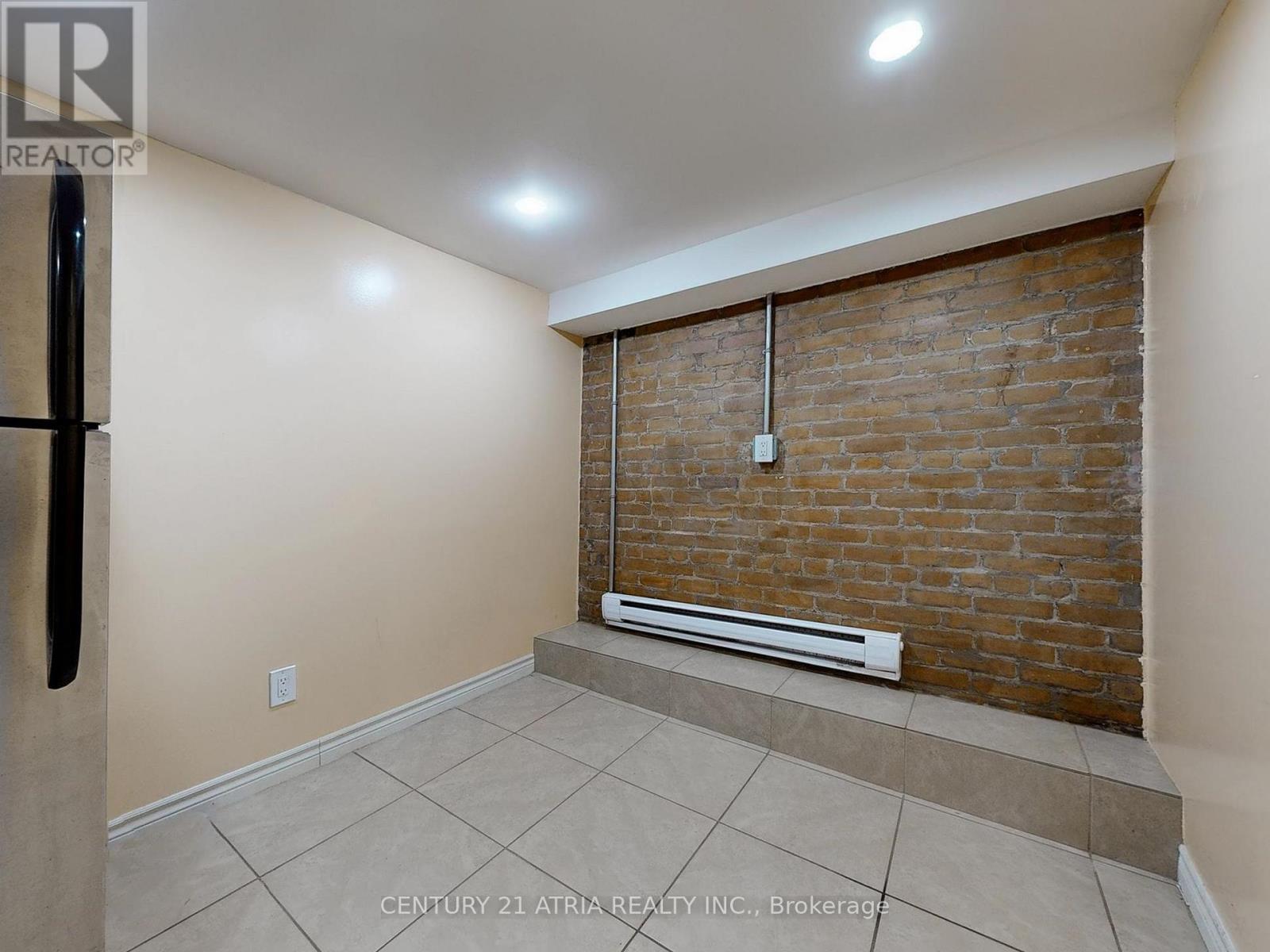 Lower - 2828 Danforth Avenue Property Photo 13