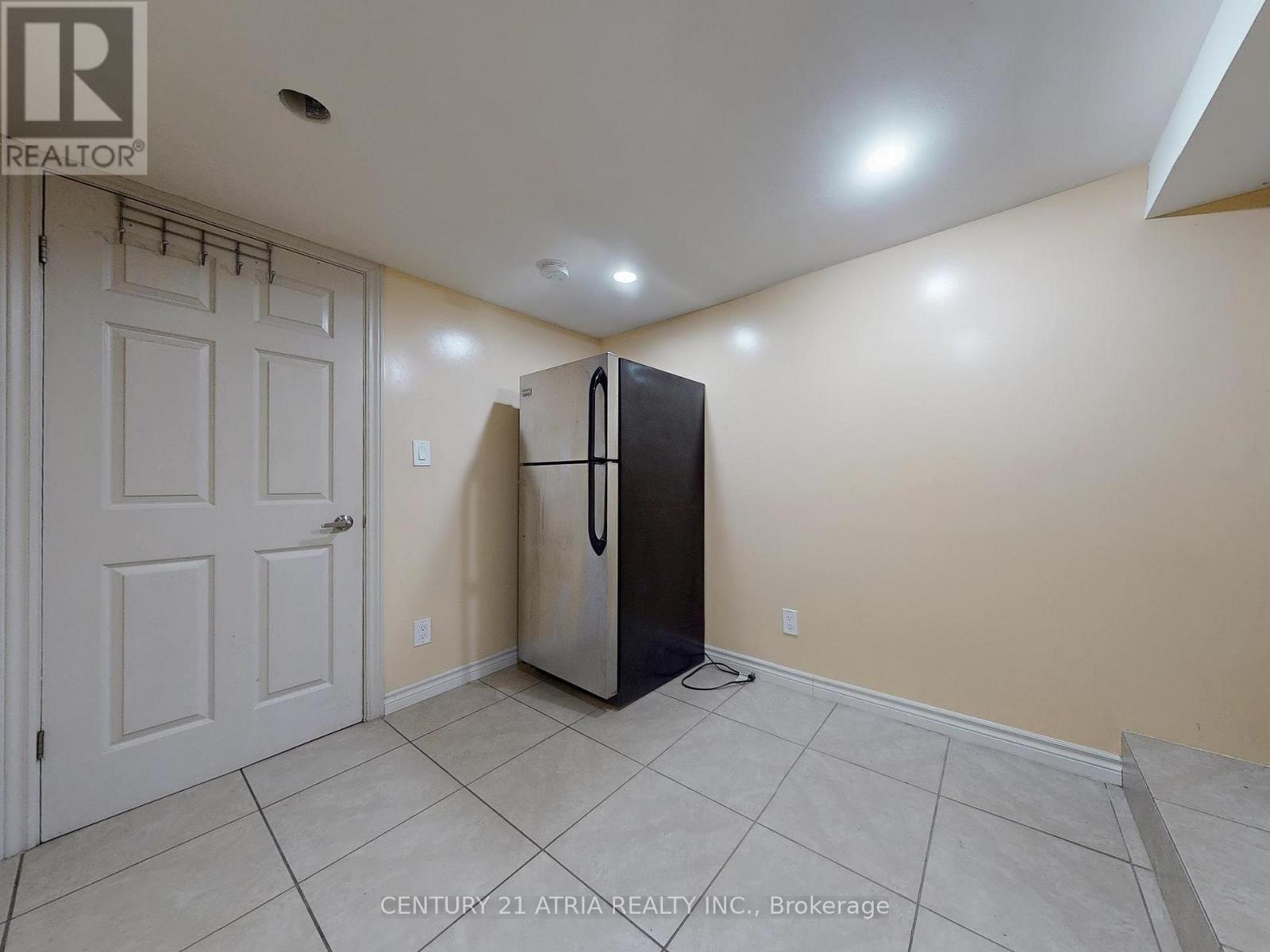 Lower - 2828 Danforth Avenue Property Photo 14