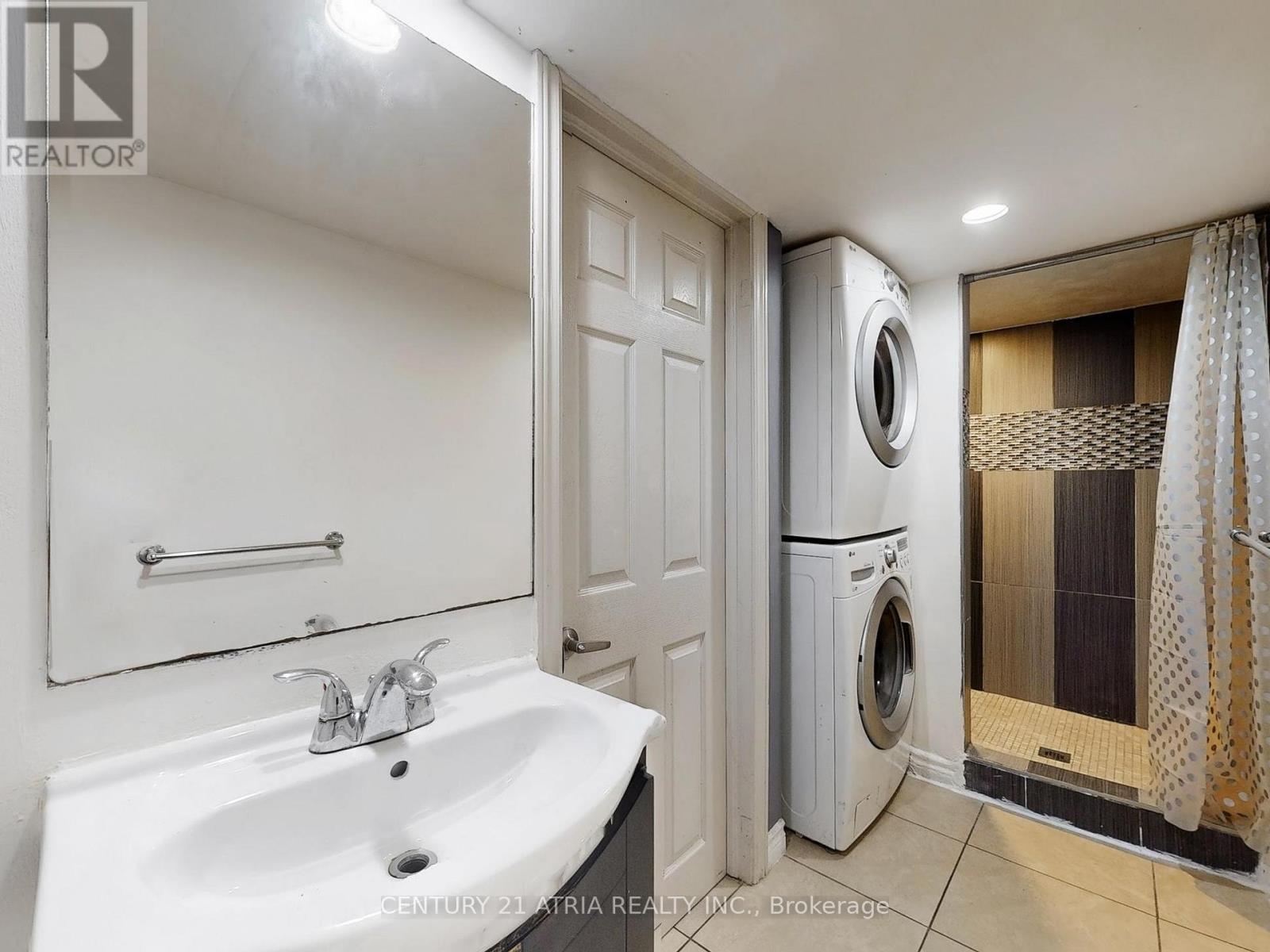 Lower - 2828 Danforth Avenue Property Photo 19