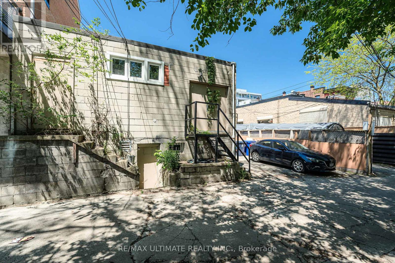 1945 Queen Street E Property Photo 38
