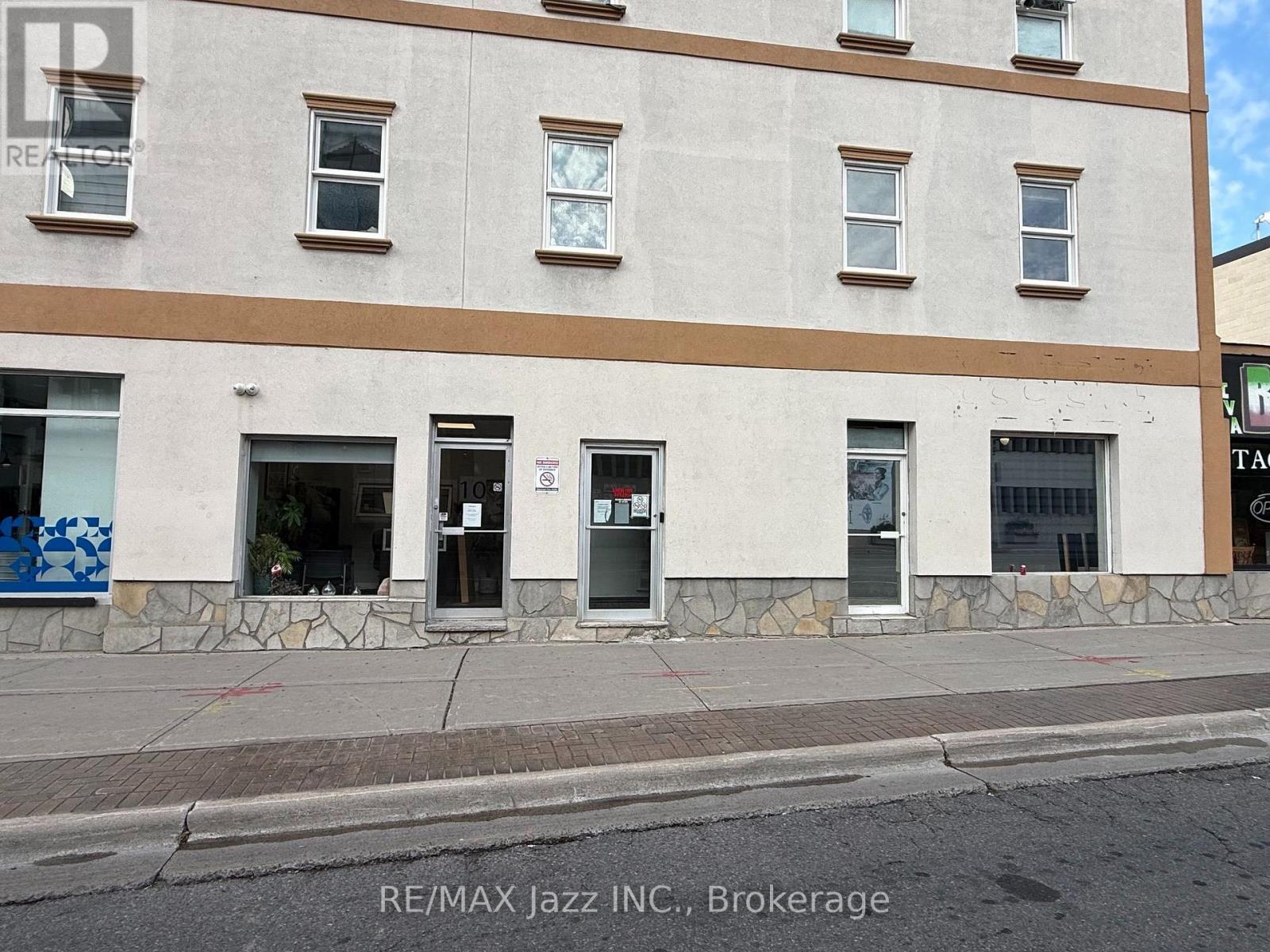 10 Centre Street N Property Photo 2