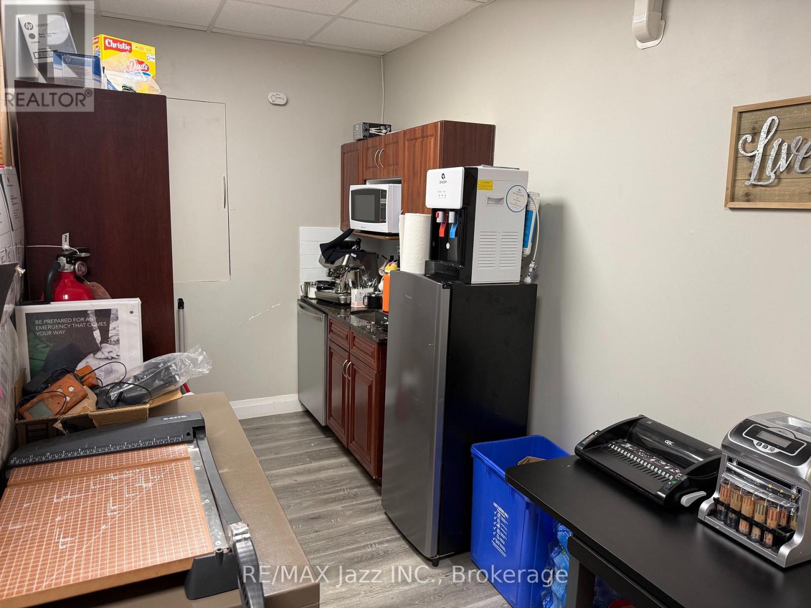 10 Centre Street N Property Photo 6