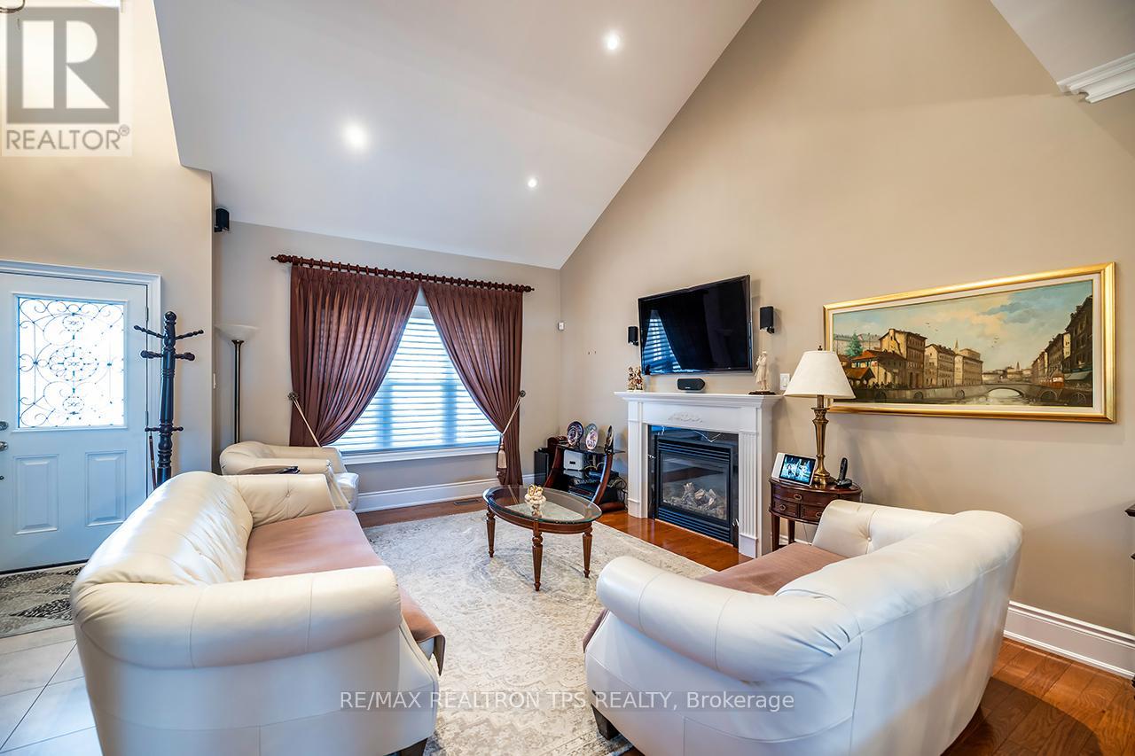 25 Leafield Drive Property Photo 3