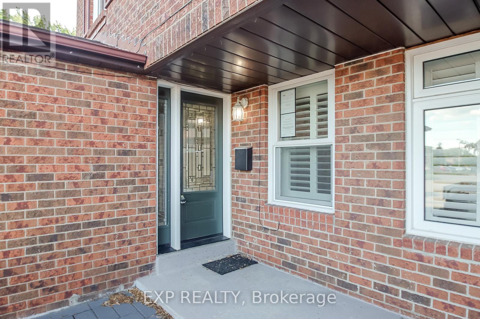 692 Sultana Square Property Photo 4