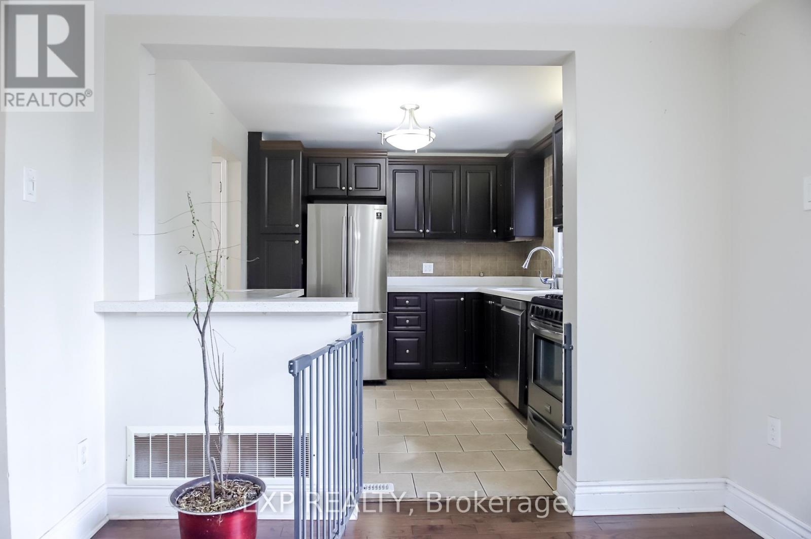 692 Sultana Square Property Photo 15