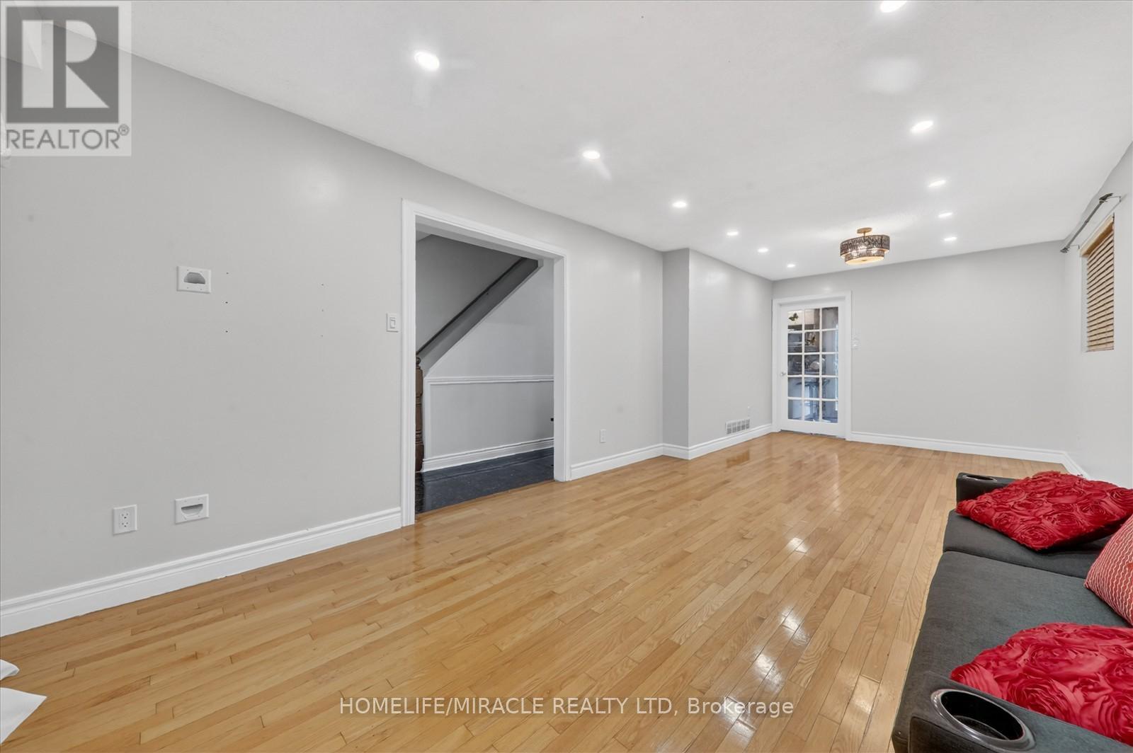 42 Nahanni Terrace Property Photo 9