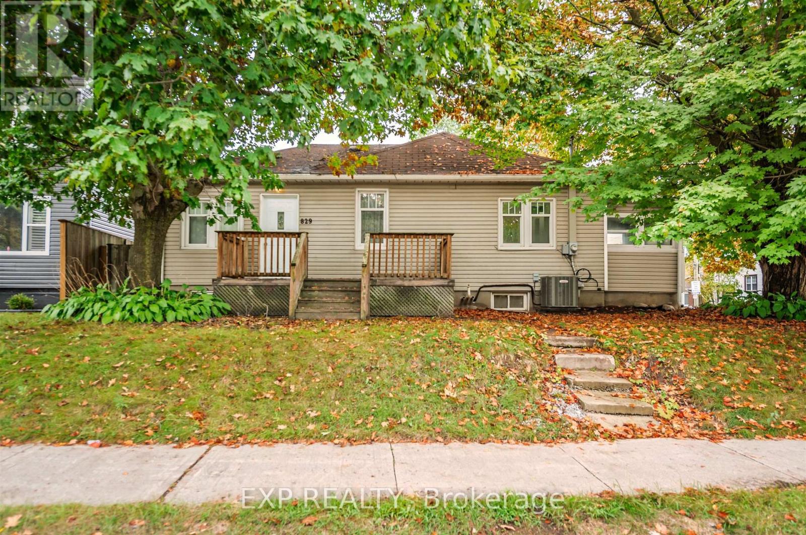 829 Athol Street Property Photo 1