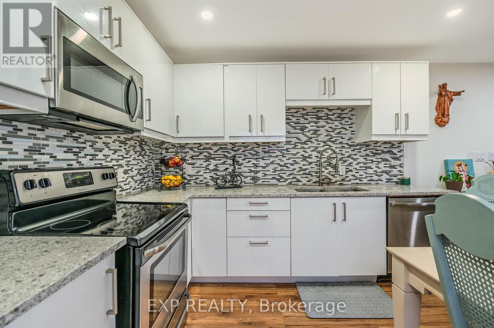 829 Athol Street Property Photo 2