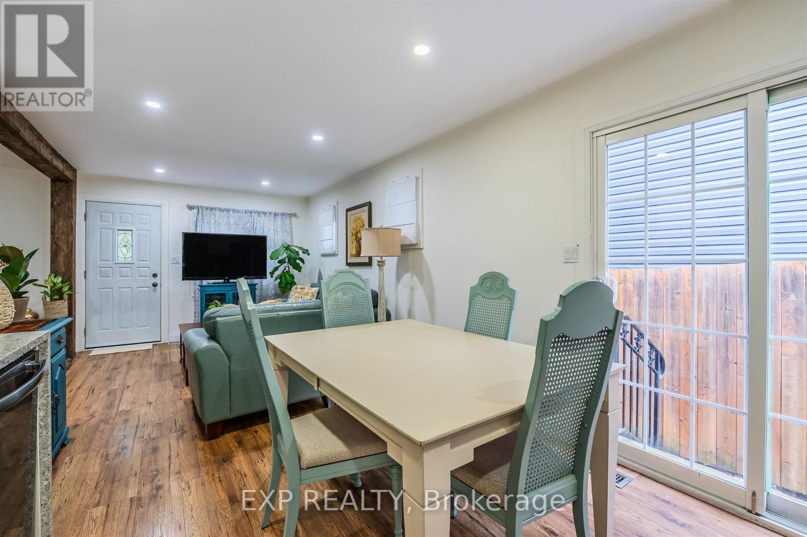 829 Athol Street Property Photo 3