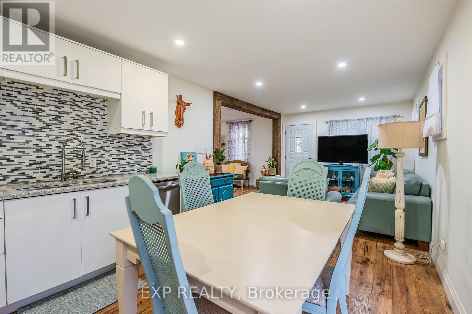 829 Athol Street Property Photo 4
