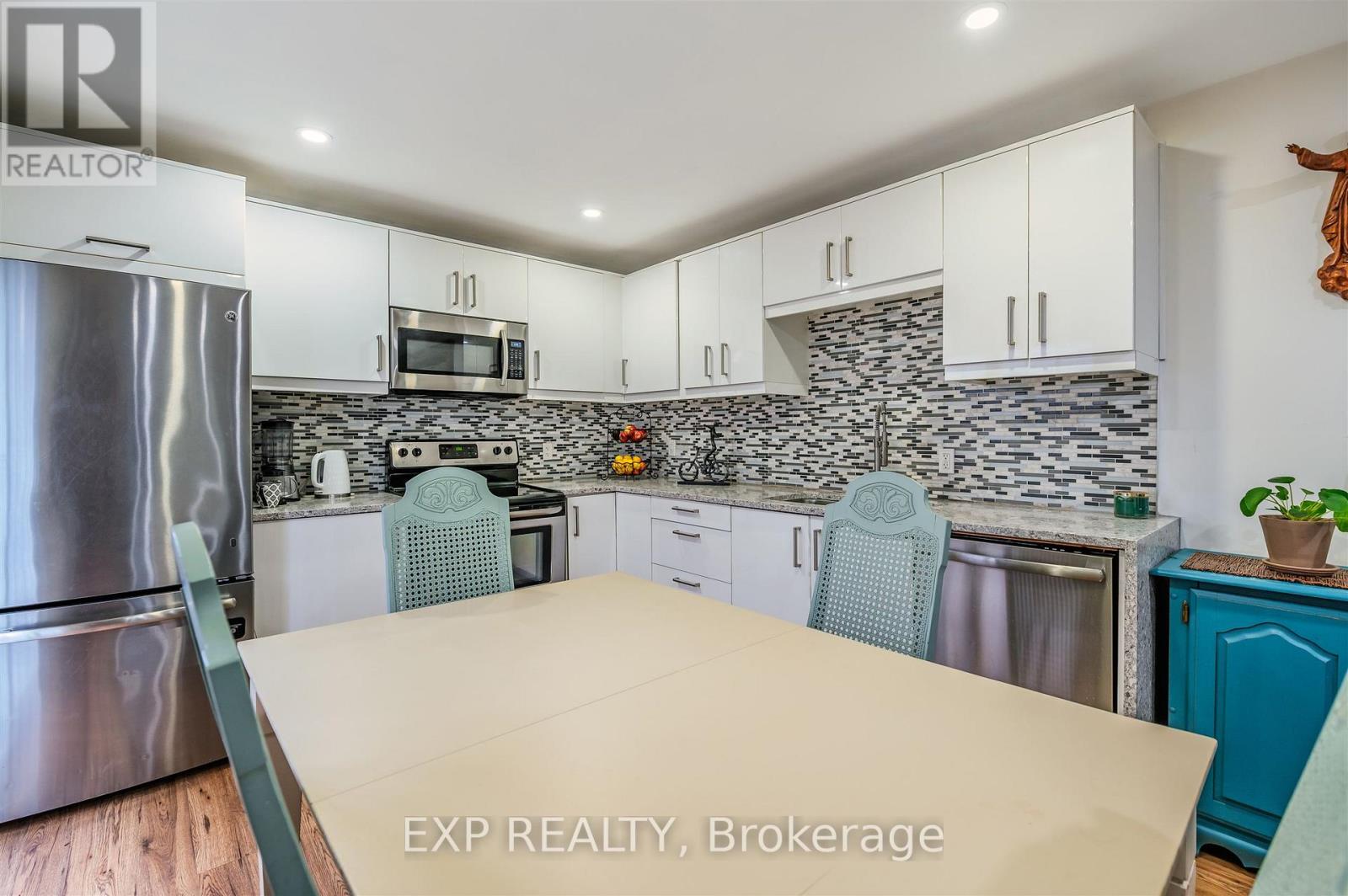 829 Athol Street Property Photo 5