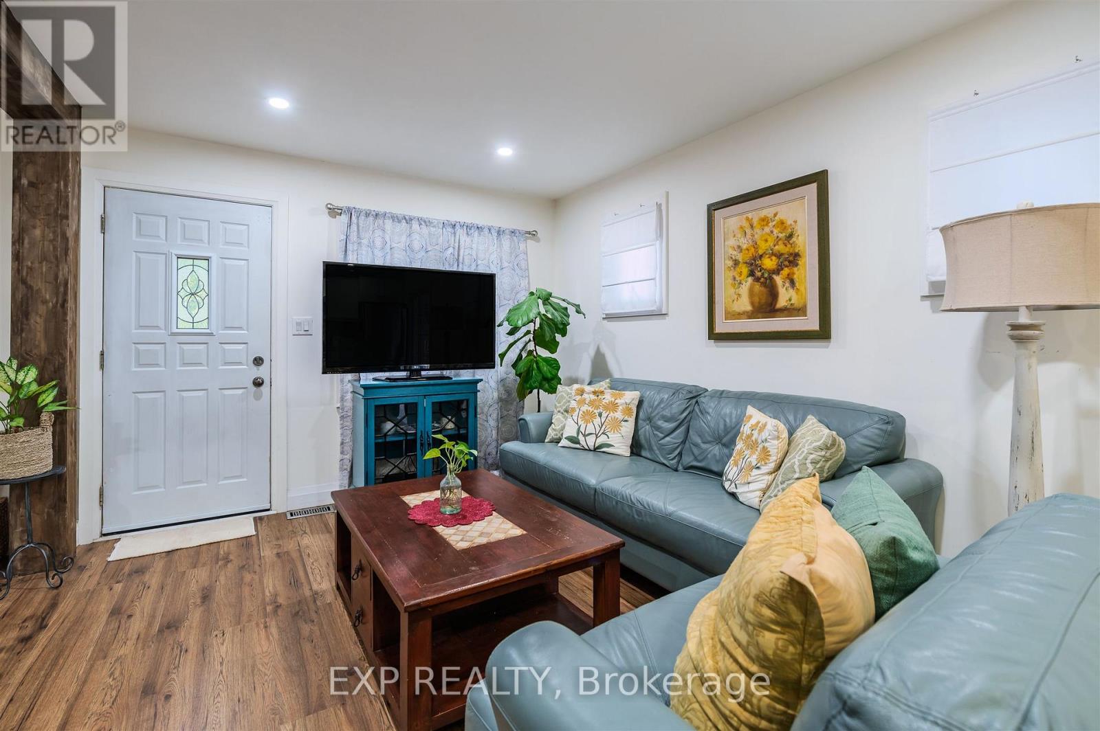 829 Athol Street Property Photo 7