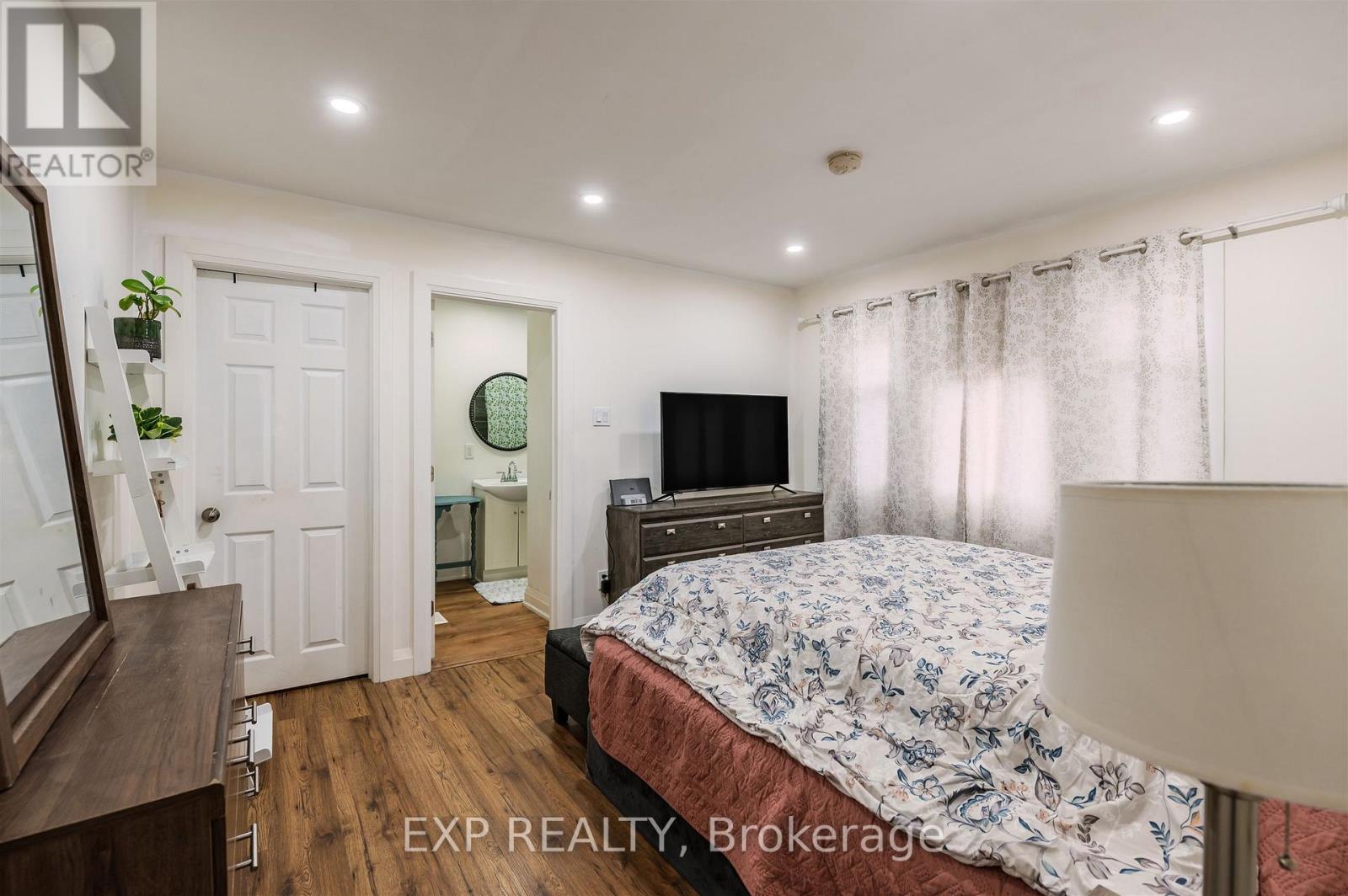 829 Athol Street Property Photo 13