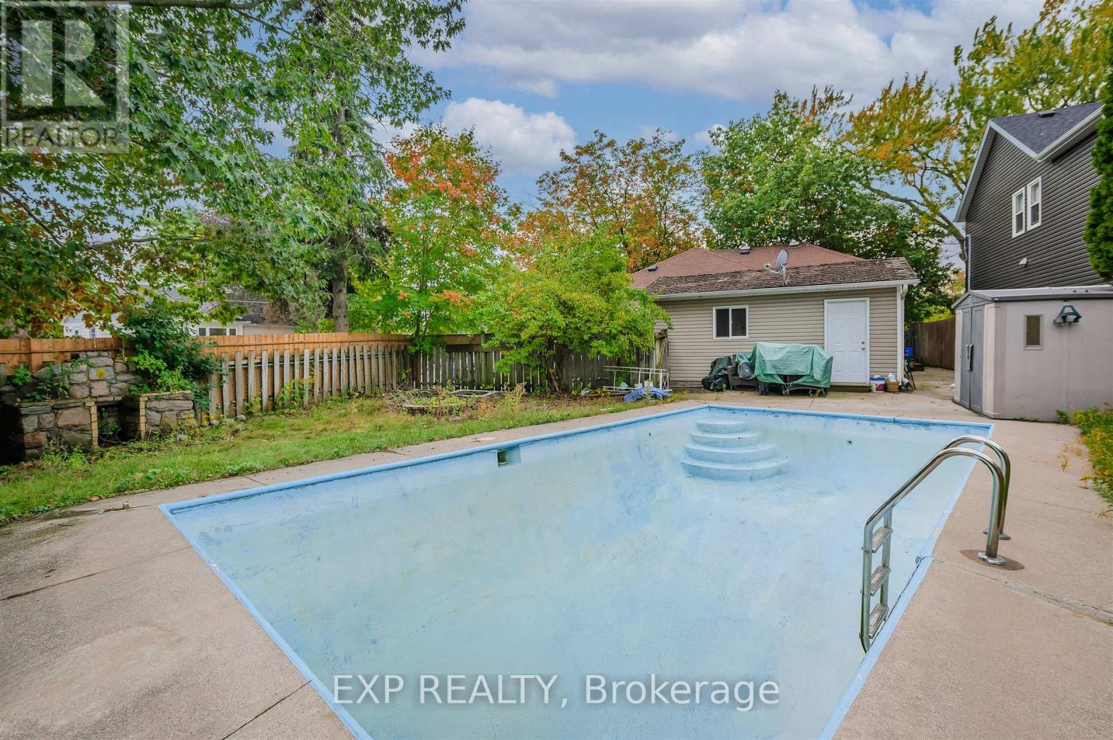 829 Athol Street Property Photo 17