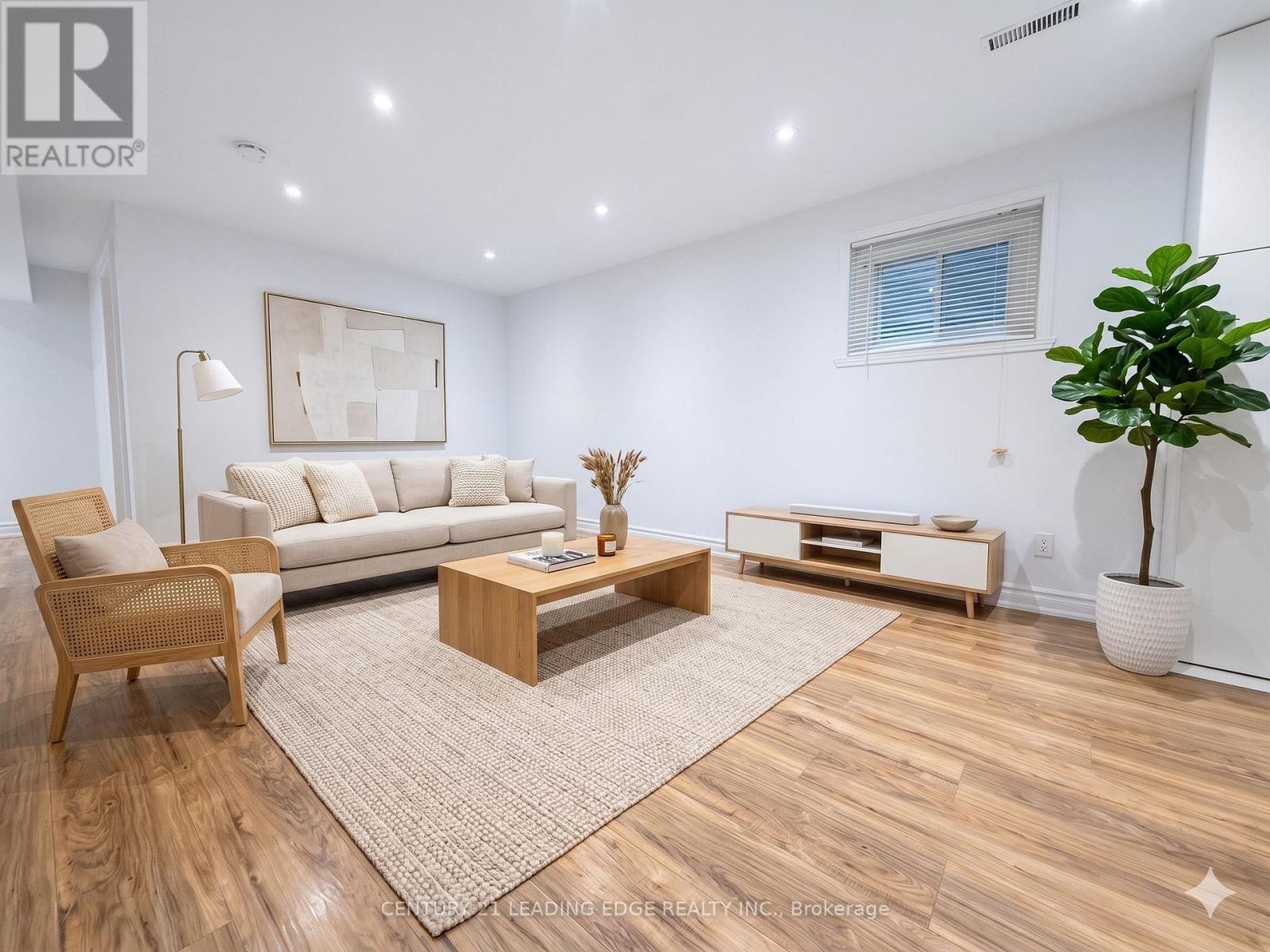 21 COLINAYRE CRESCENT