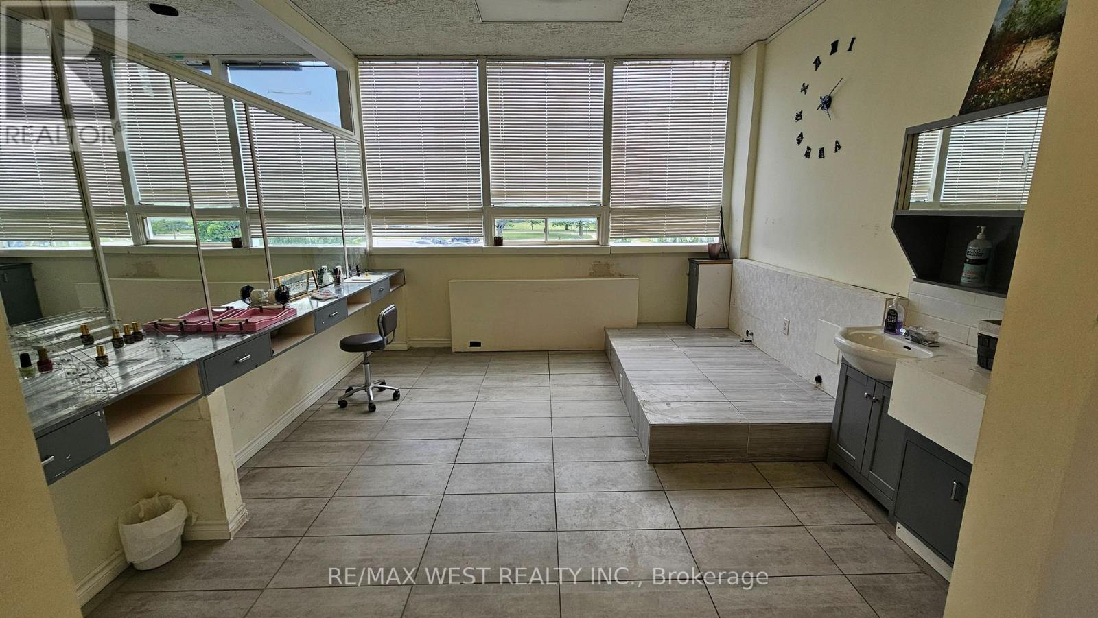 202 - 174 Harwood Avenue Property Photo 4