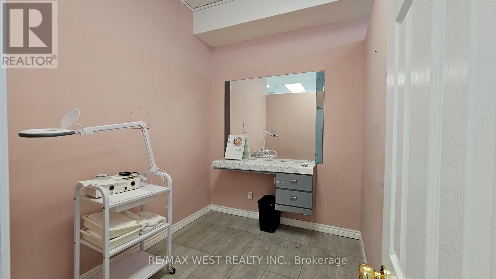 202 - 174 Harwood Avenue Property Photo 5