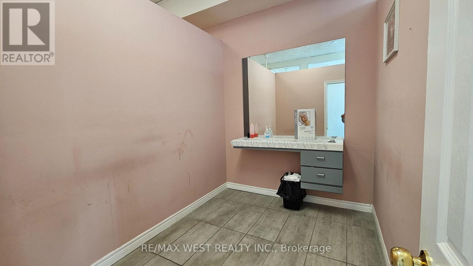 202 - 174 Harwood Avenue Property Photo 6