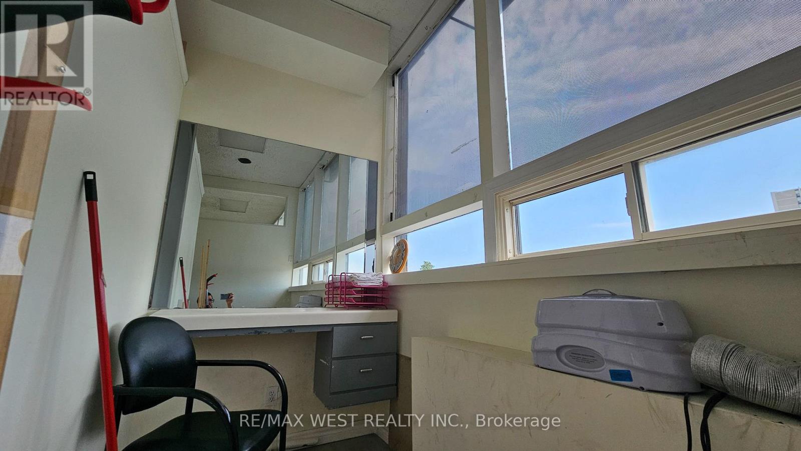 202 - 174 Harwood Avenue Property Photo 7