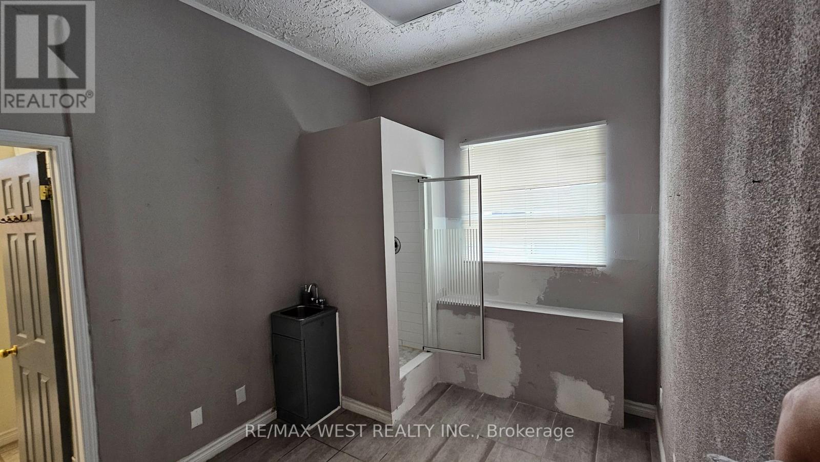 202 - 174 Harwood Avenue Property Photo 10