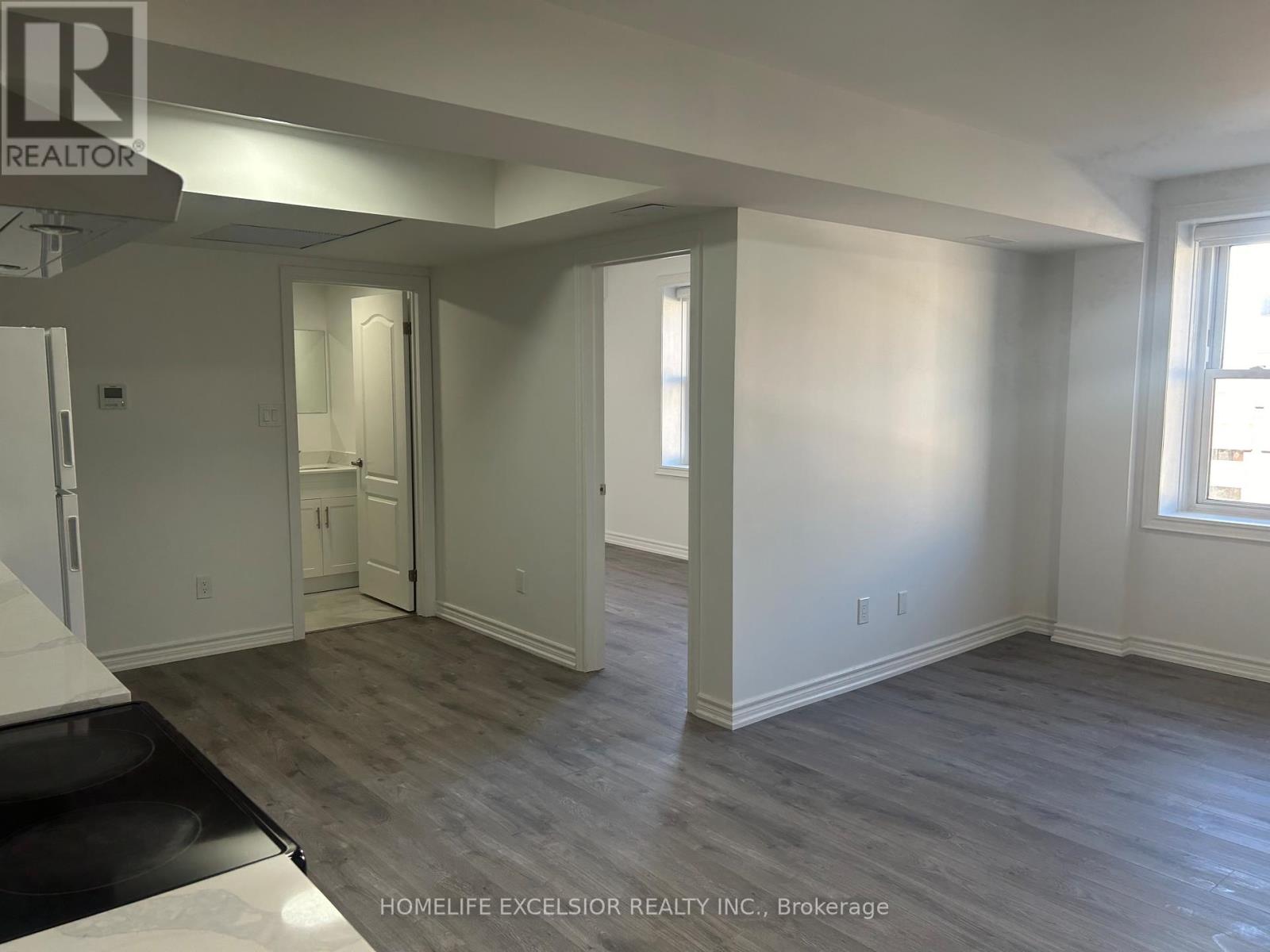 Unit 6 - 3 Simcoe Street S Property Photo 2